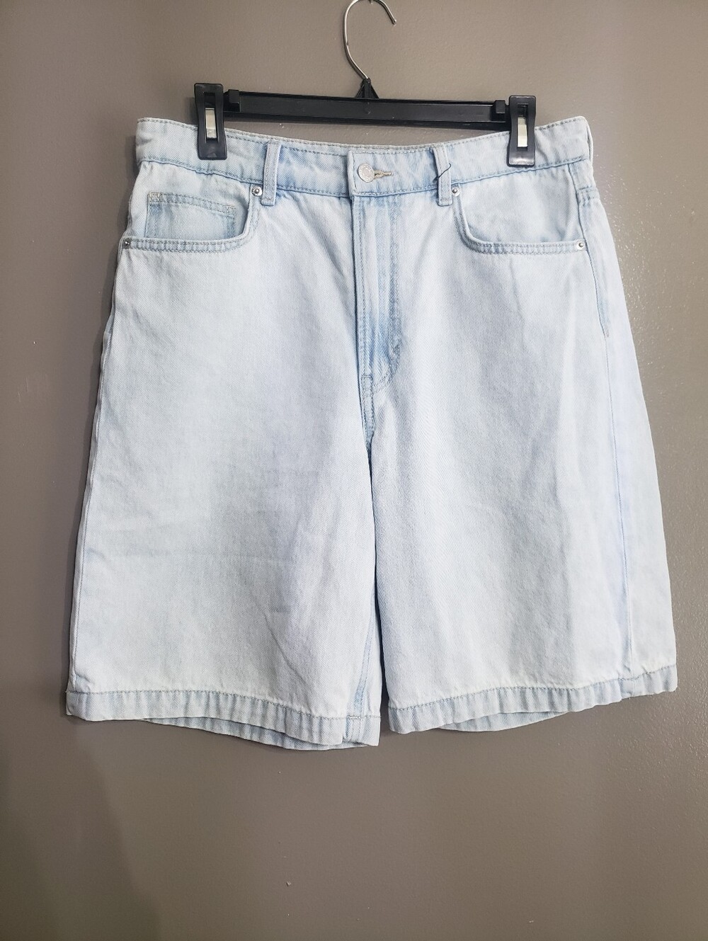 H&M Womens Light Wash Bermuda Jean Shorts Size 8